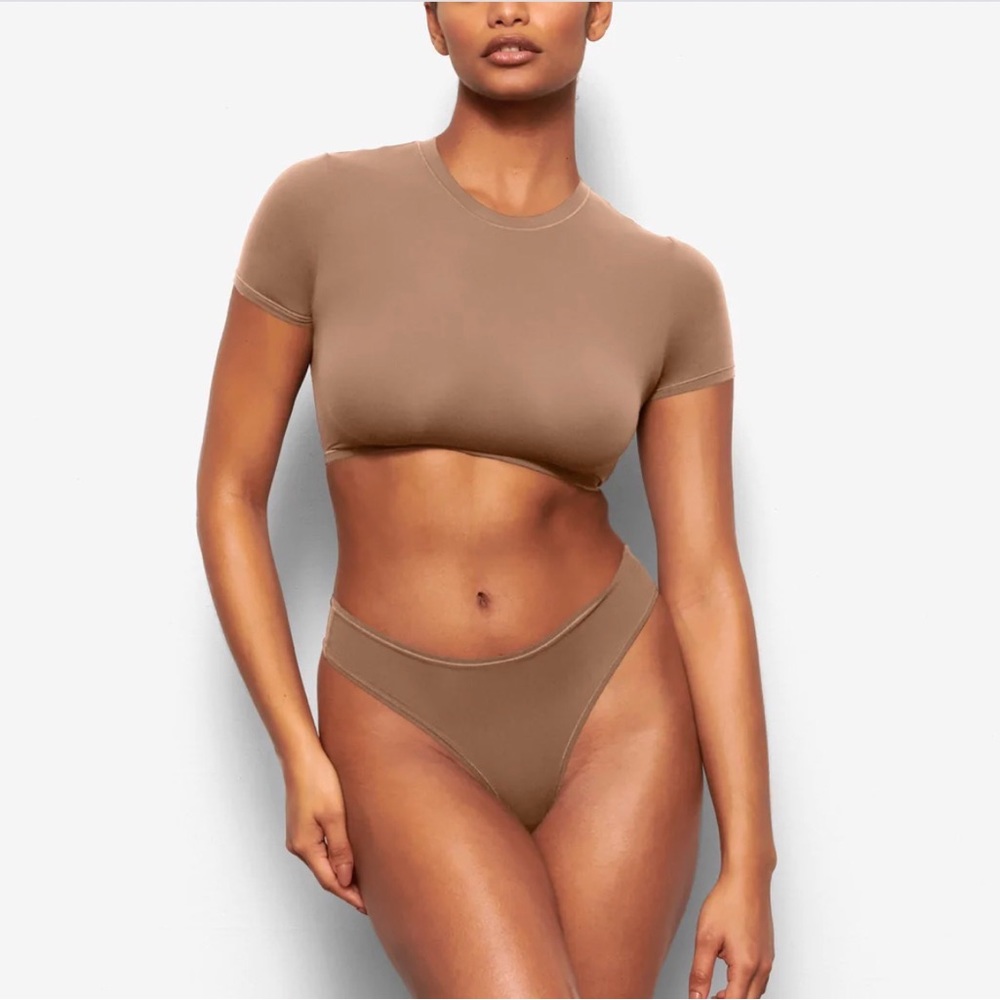 NWT SKIMS Fits Everybody Super Cropped T-Shirt